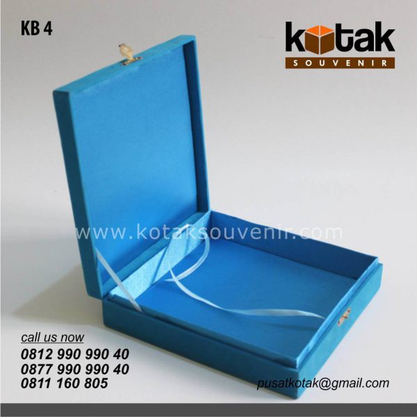 kotak beludru biru eksklusif