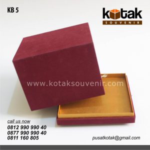 kotak beludru merah marun elegan