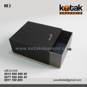 kotak kado hitam elegan